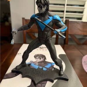 DC Collectables  Batman Arkham City: Nightwing Statue